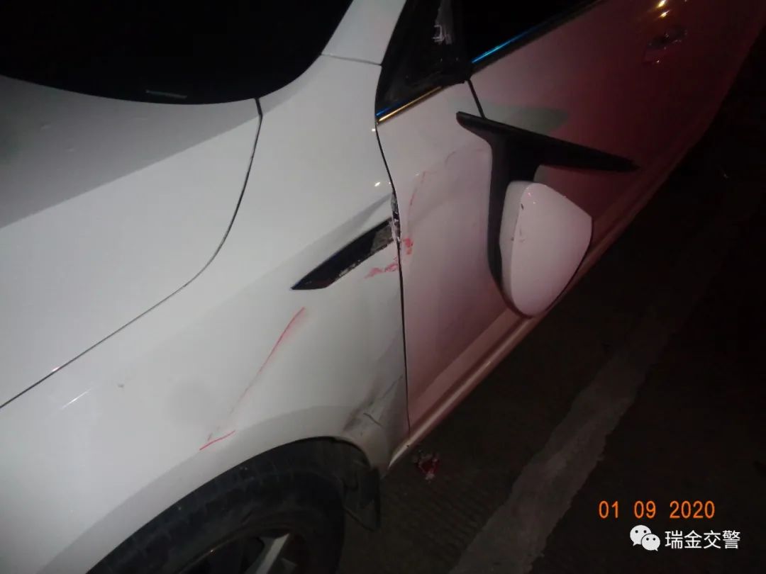 在锦江名城绵江路古茗奶茶附近路段,一辆停放在路边的小车被撞受损