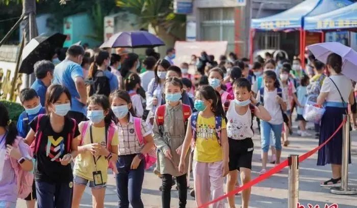 资料图:5月18日下午,广西南宁桂雅路小学,学生在放学后错峰离开校园。中新社记者 陈冠言 摄