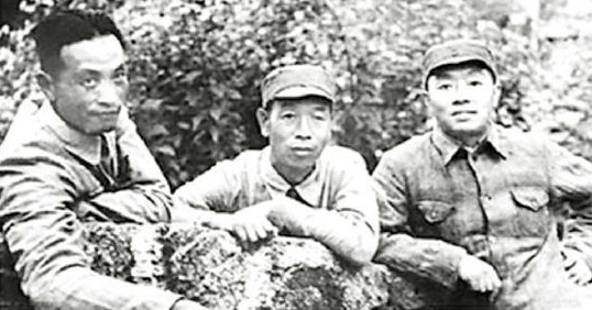 王诤(左)、王子纲(中)、刘寅(右)都是红军无线电通讯的创始人
